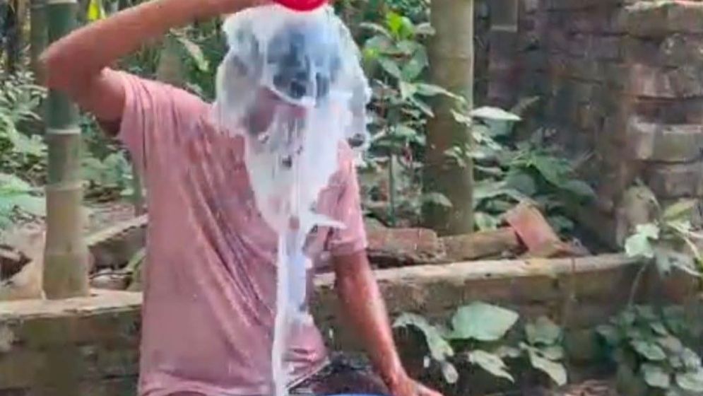 ৩০ লাখ টাকা খুইয়ে দুধ দিয়ে গোসল করে জুয়া ছাড়লেন যুবক