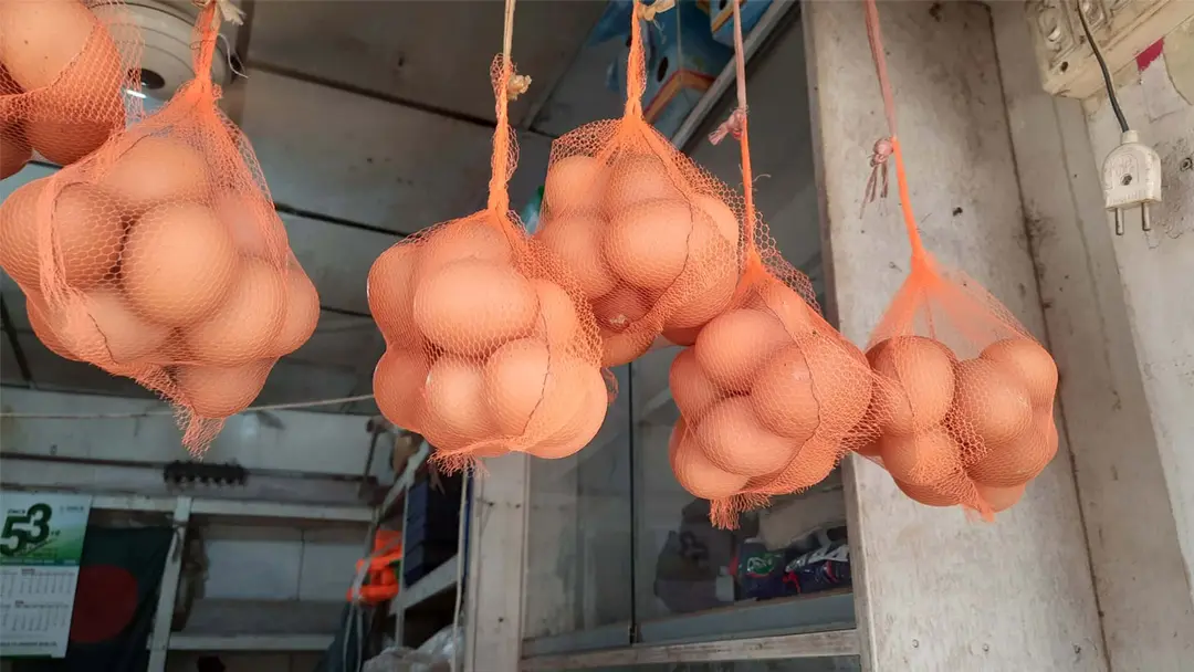 বাজারে এসে ক্রেতা বললেন— বুঝতেই পারছি না কোন দেশে আছি