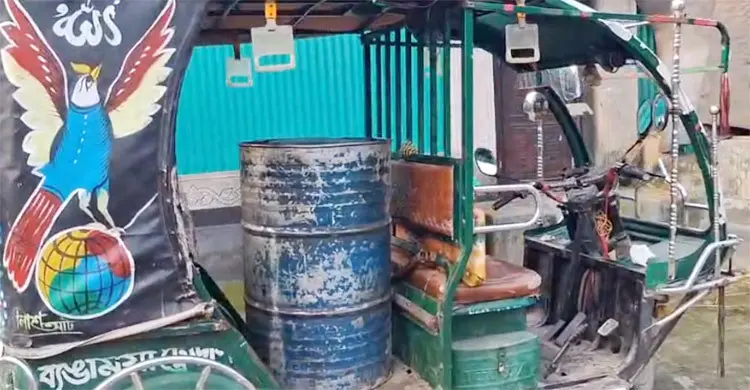 অটোরিকশায় পড়ে ছিল ২২০ লিটার পেট্রোল, খোঁজ মিললো না মালিকের