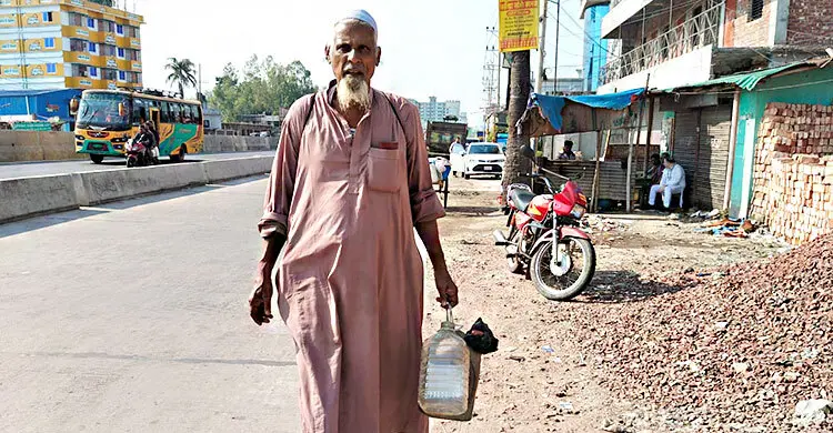 শুকিয়ে যাচ্ছে ধানের জমি, তেলের খোঁজে পাম্পে পাম্পে ঘুরছে কৃষক
