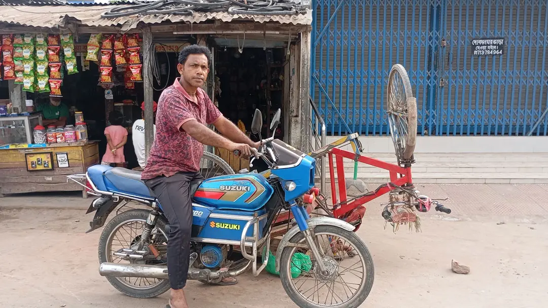 ৫ টাকায় ১২০ কিলোমিটার চলে রতনের মোটরসাইকেল