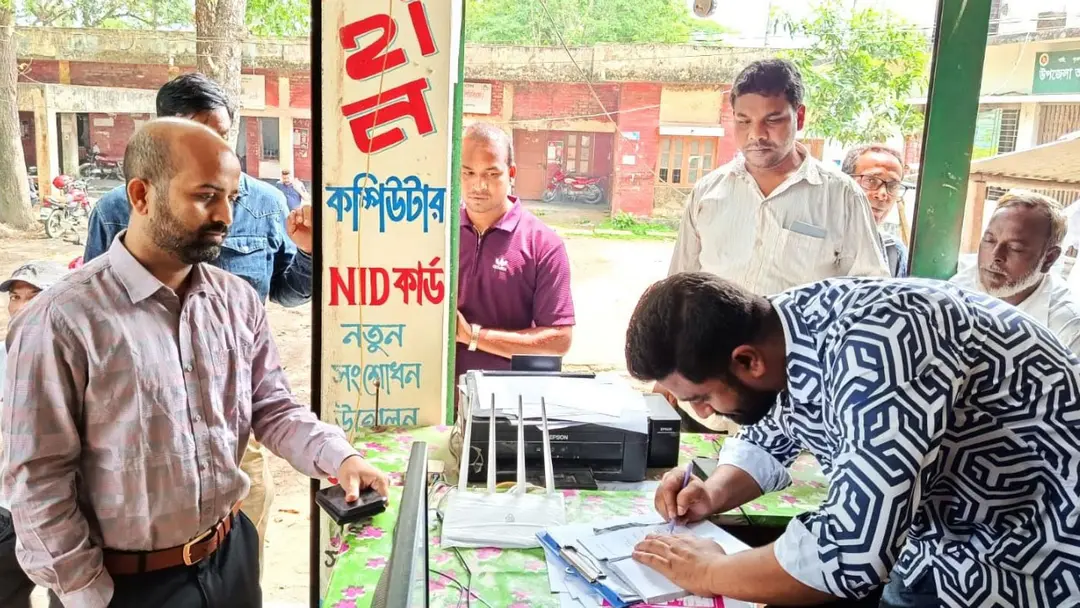 জাল রেজিস্ট্রেশন সনদে ফুয়েল কার্ড নিতে গিয়ে দুই যুবক আটক