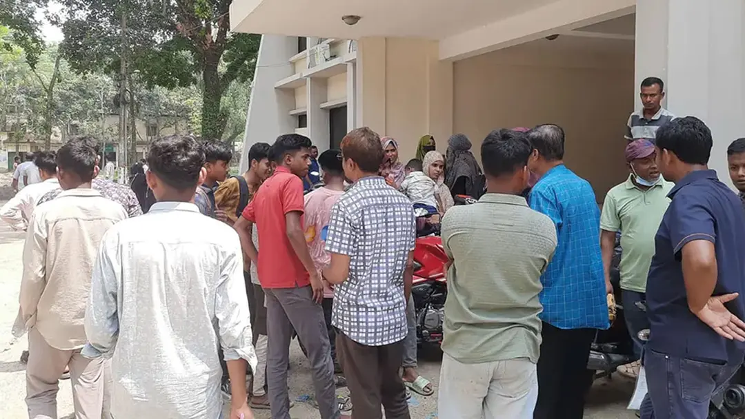 রাতভর অবরোধের অবসান শেষে পরীক্ষায় বসল গাইবান্ধার সেই ৬৫ পরীক্ষার্থী