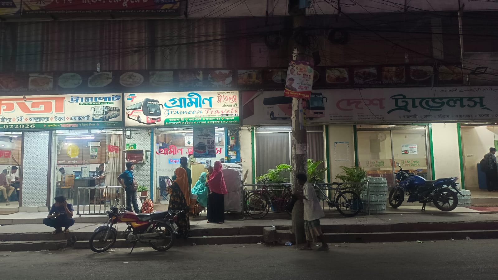 রাজশাহী-ঢাকা রুটে বাস চলাচল বন্ধ, চরম ভোগান্তিতে যাত্রীরা