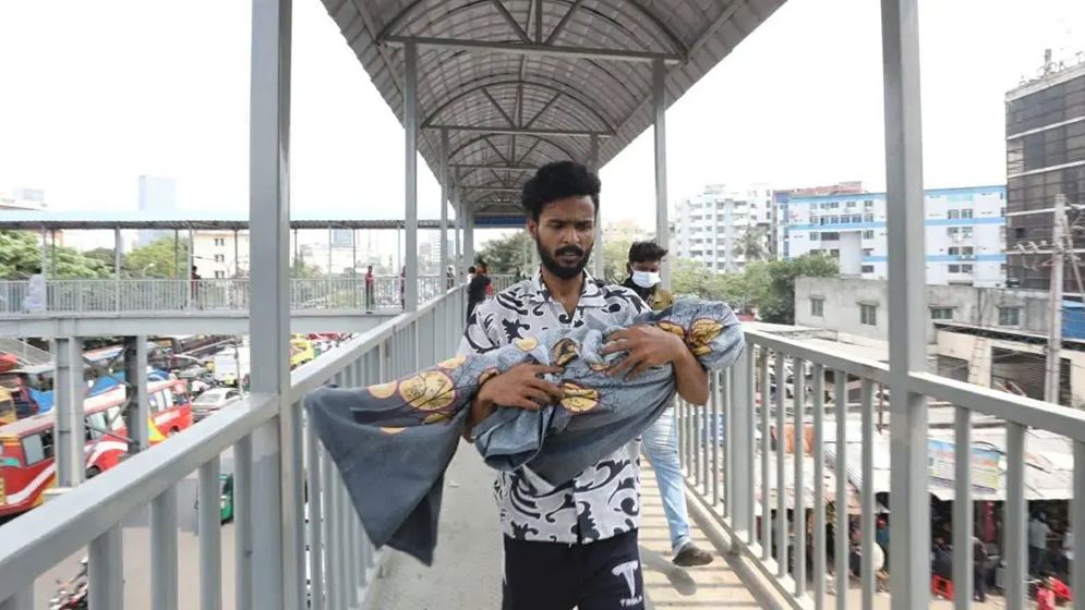 শিশু সাদমানের লাশ যুবকের কোলে, বিষয়টি নিয়ে যা জানা গেল