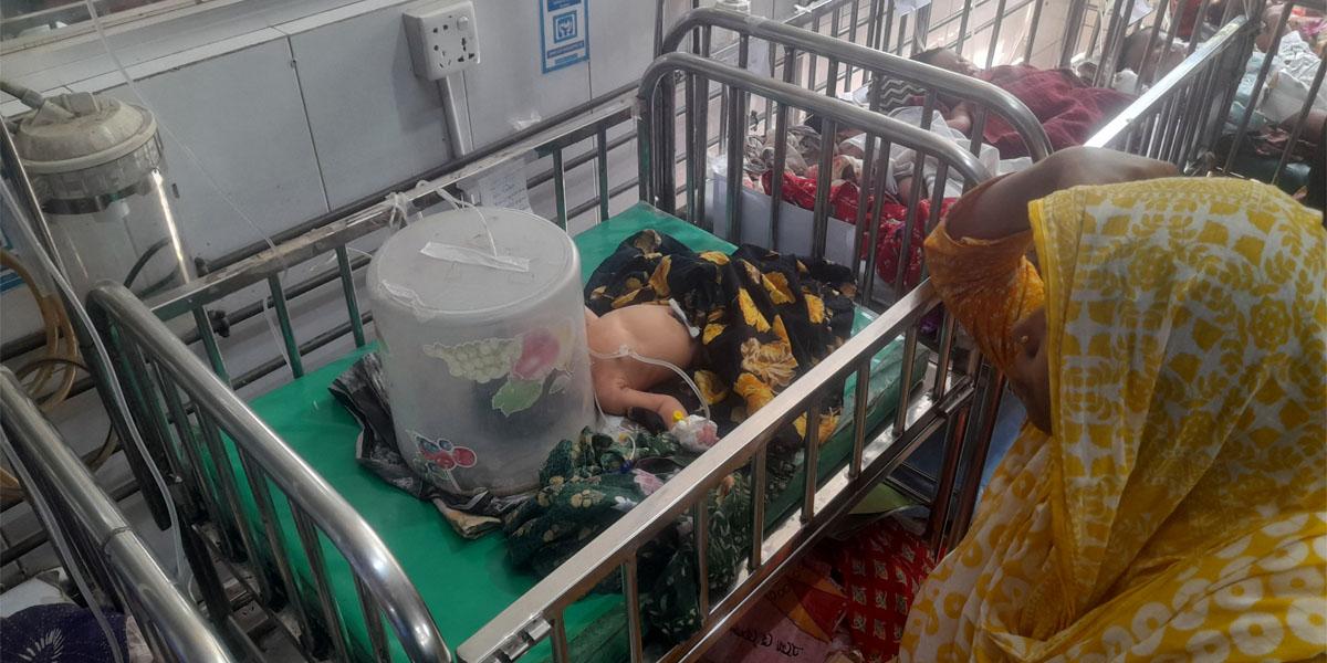 বাজার থেকে কেনা প্লাষ্টিকের কৌটায় শিশুদের চিকিৎসা