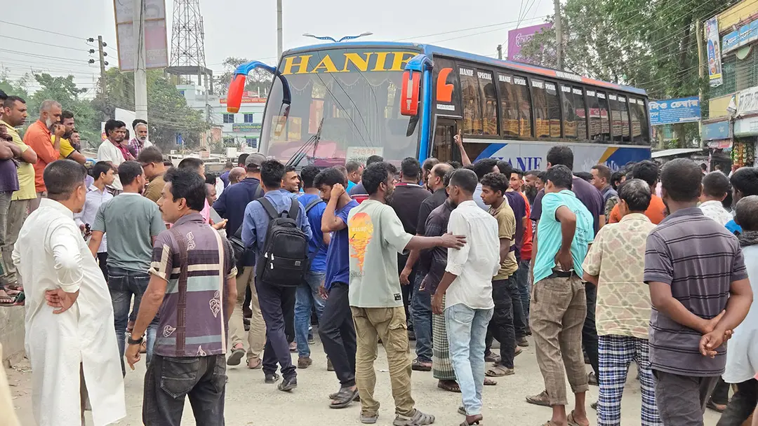 নওগাঁয় অভ্যন্তরীণ রুটে বাস-সিএনজি চলাচল স্বাভাবিক