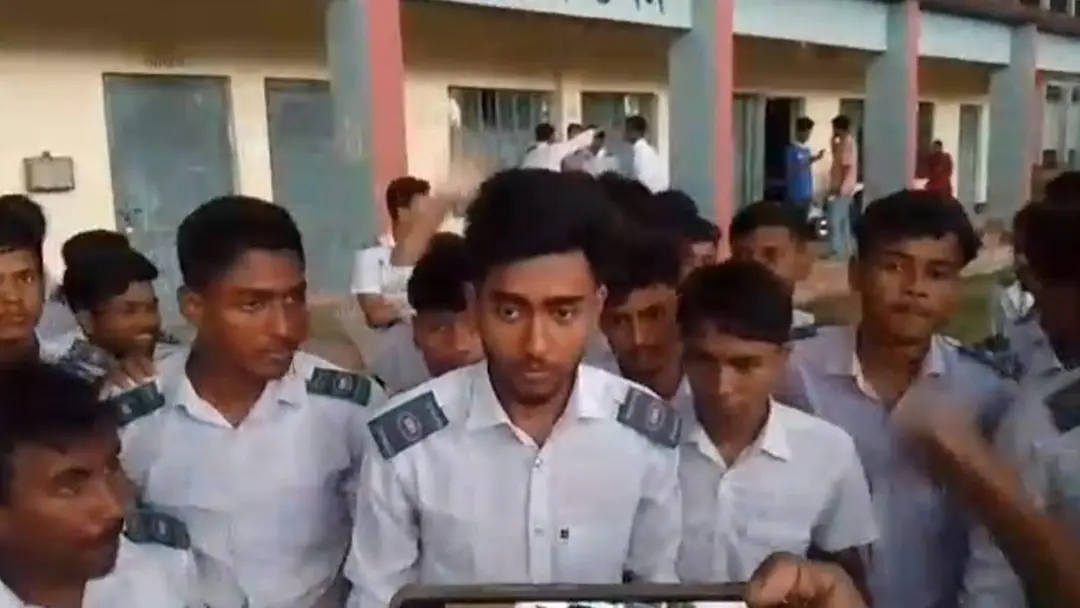  পরীক্ষাকেন্দ্রে বিক্ষোভ-ভাঙচুর, কেন্দ্র সচিব-ট্যাগ অফিসারকে অব্যাহতি