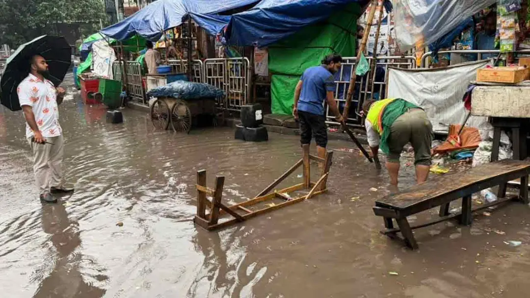 বৃষ্টি-জলাবদ্ধতায় ভোগান্তিতে দিনের শুরু