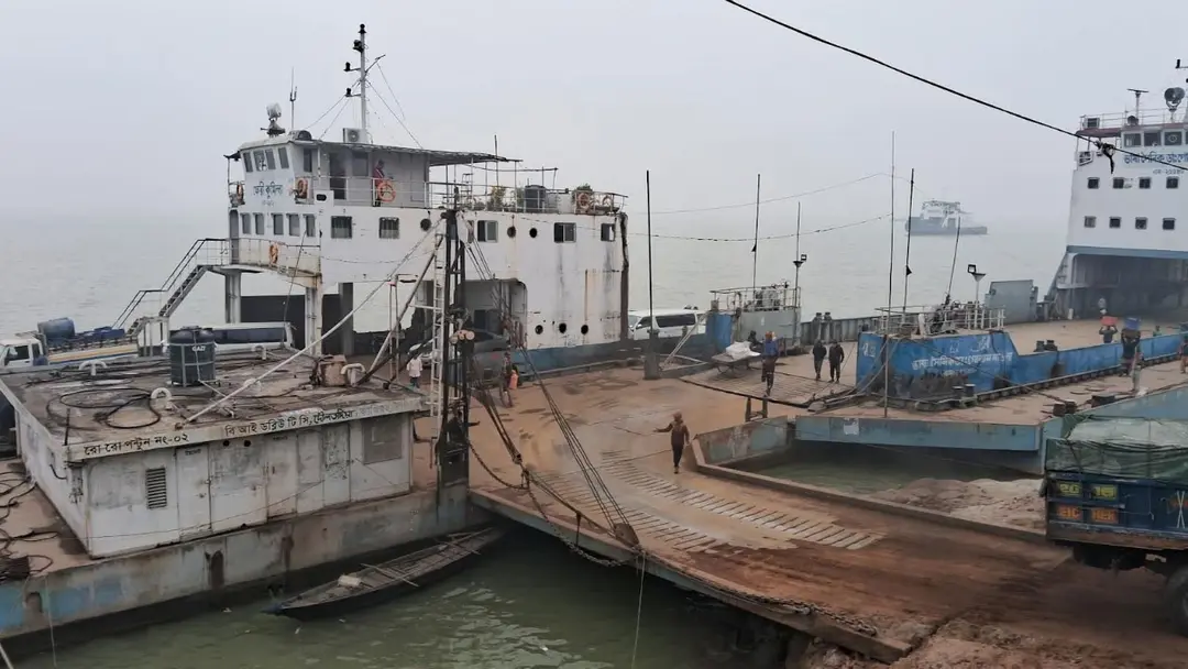 দৌলতদিয়া-পাটুরিয়া নৌরুটে নৌযান চলাচল শুরু