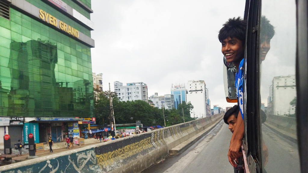 ‘দাঁড়ায়া থাকতে থাকতে পায় ব্যতা ধইরা যায়’