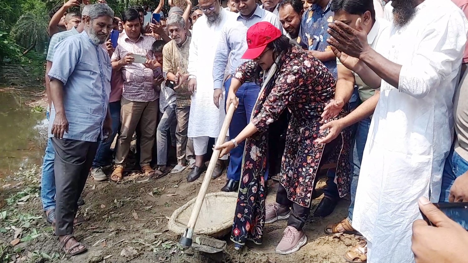 লালপুরে খাল খনন উদ্বোধন করেছেন সমাজ কল্যাণ প্রতিমন্ত্রী ফারজানা শারমিন 