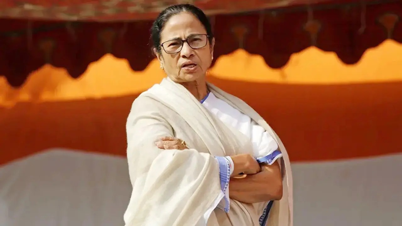 পদত্যাগ না করার ঘোষণা মমতার