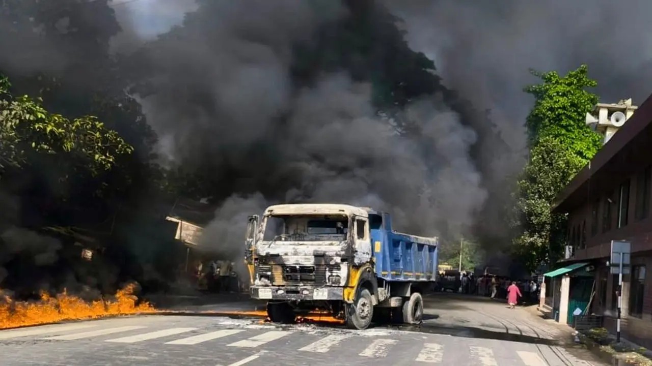 রাজশাহীতে সড়ক দুর্ঘটনায় দরজি নিহত, দুই ট্রাকে আগুন
