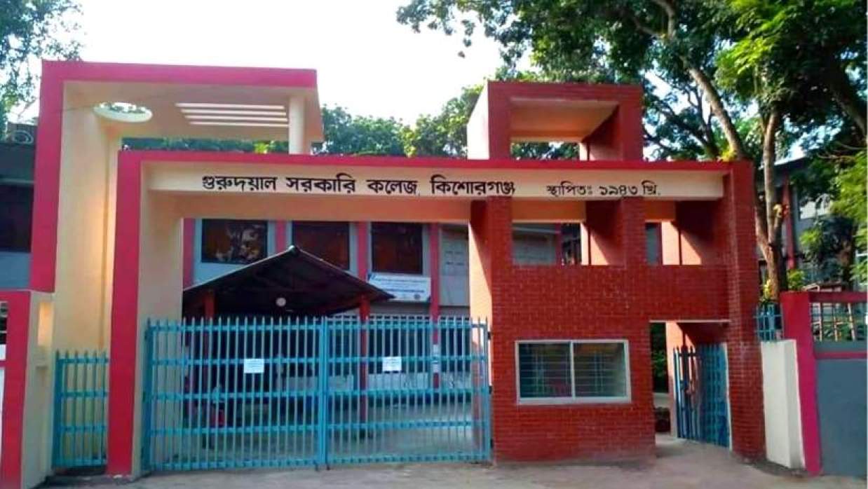 হিজাব পরা পরীক্ষার্থীর খাতা আটকে রাখার অভিযোগে শিক্ষককে উকিল নোটিশ