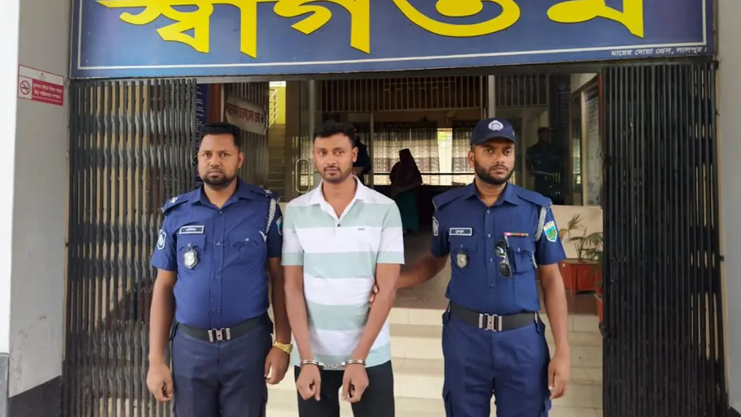 নাটোরে দুই বিদেশি নাগরিককে হয়রানি, টিকটকার গ্রেপ্তার
