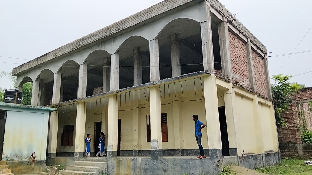 রাজবাড়ীতে সিঁড়িবিহীন  স্কুলের দোতলা ভবন