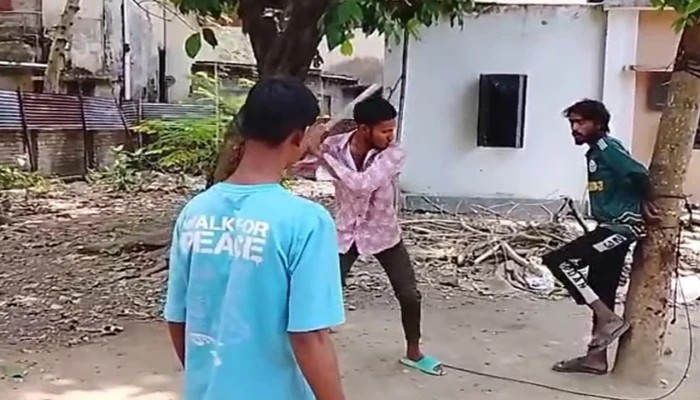 রাজশাহীতে যুবককে গাছে বেঁধে নির্যাতন, ভিডিও ভাইরাল