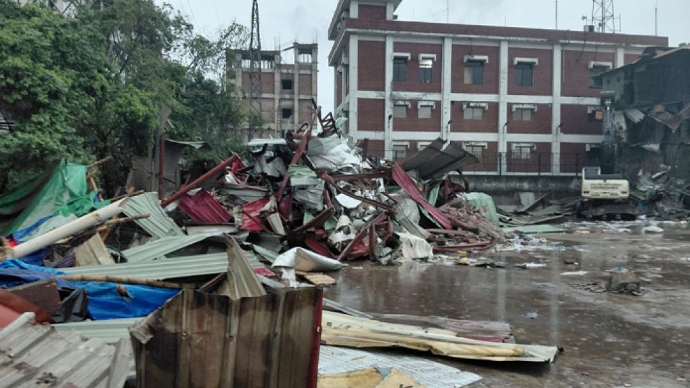 হাজী সেলিমের ২০ বছরের অবৈধ স্থাপনা গুড়িয়ে দিল ঢাকা জেলা প্রশাসন