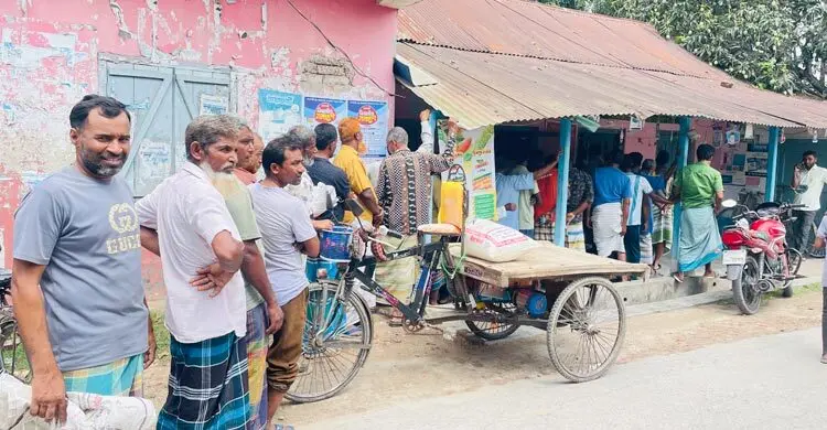সার সংকটে বিপাকে কৃষক, ডিলার পয়েন্টে দীর্ঘ লাইন