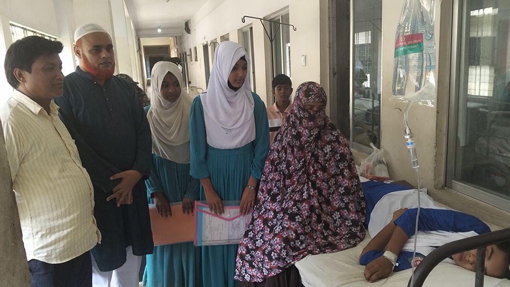 এসএসসি পরীক্ষার হলে গরমে ছাত্রী অজ্ঞান