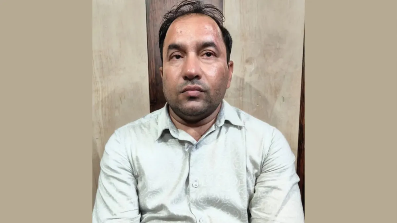 ‘ডার্লিং তোমার জন্য প্রশ্ন জোগাড় করেছি’, ছাত্রীকে বিশ্ববিদ্যালয় শিক্ষক