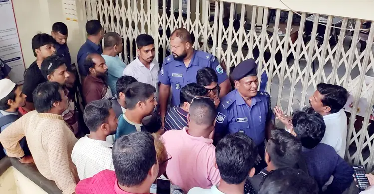 সংঘর্ষের সংবাদ সংগ্রহে গিয়ে আইনজীবী সমিতিতে অবরুদ্ধ সাংবাদিক