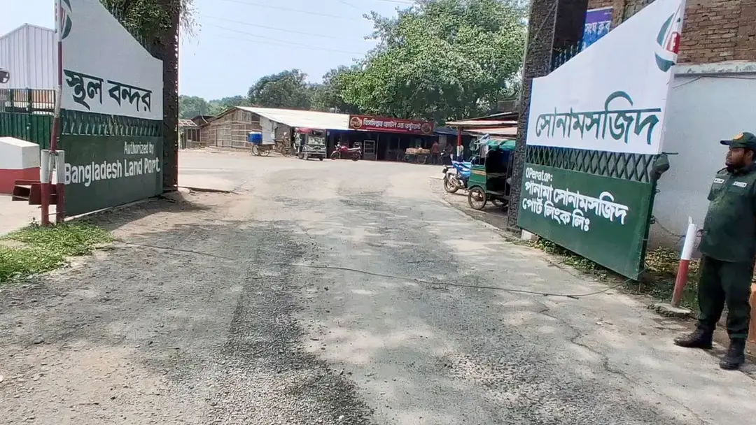 ১৭ দিন পর সোনামসজিদ স্থলবন্দর দিয়ে পাথর আমাদানি শুরু