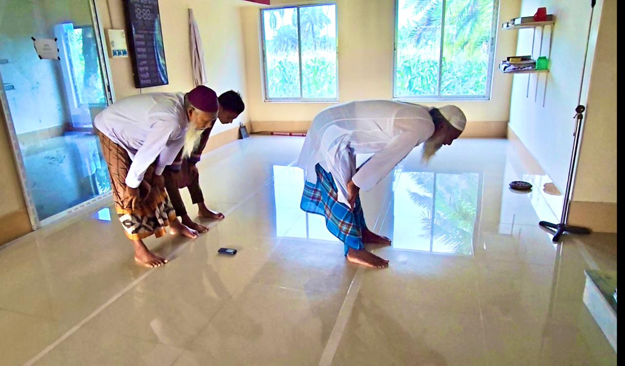 সৌদির সঙ্গে মিল রেখে পুঠিয়ায় ঈদের নামাজ