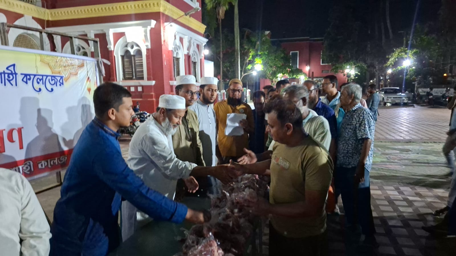 রাজশাহী কলেজ কর্মচারীদের মাঝে শিবিরের গোশত বিতরণ