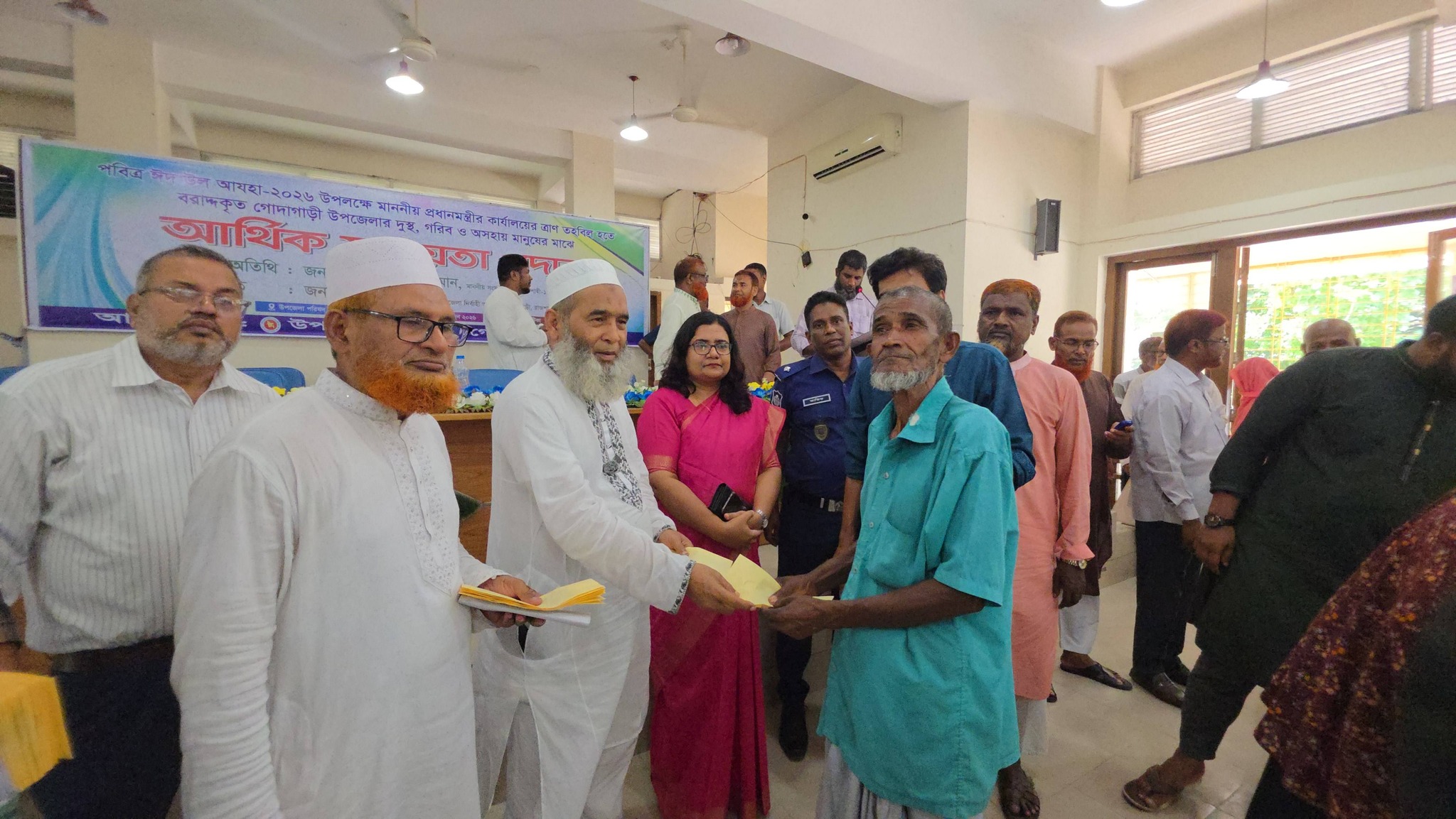ঈদের ৫ দিন পর দুস্থদের ঈদ উপহার দিলেন ‘জামায়াতের এমপি’
