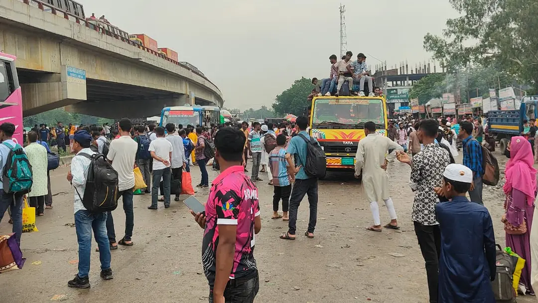 সিরাজগঞ্জ মহাসড়কে ফিরতি যাত্রার দুর্ভোগ, বাড়তি ভাড়াতেও মিলছে না সিট