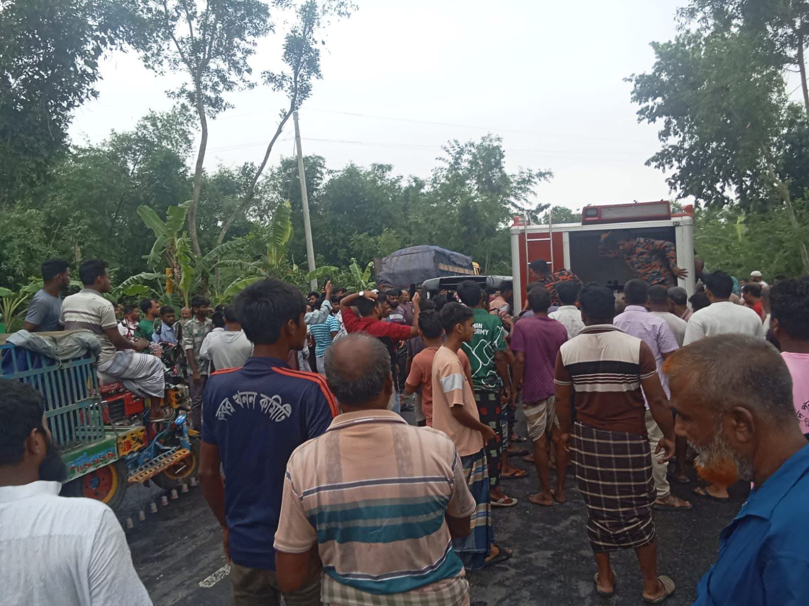 রাজশাহীতে মাহিন্দ্রা-ট্রাক সংঘর্ষে ব্যাংক কর্মকর্তাসহ নিহত ২