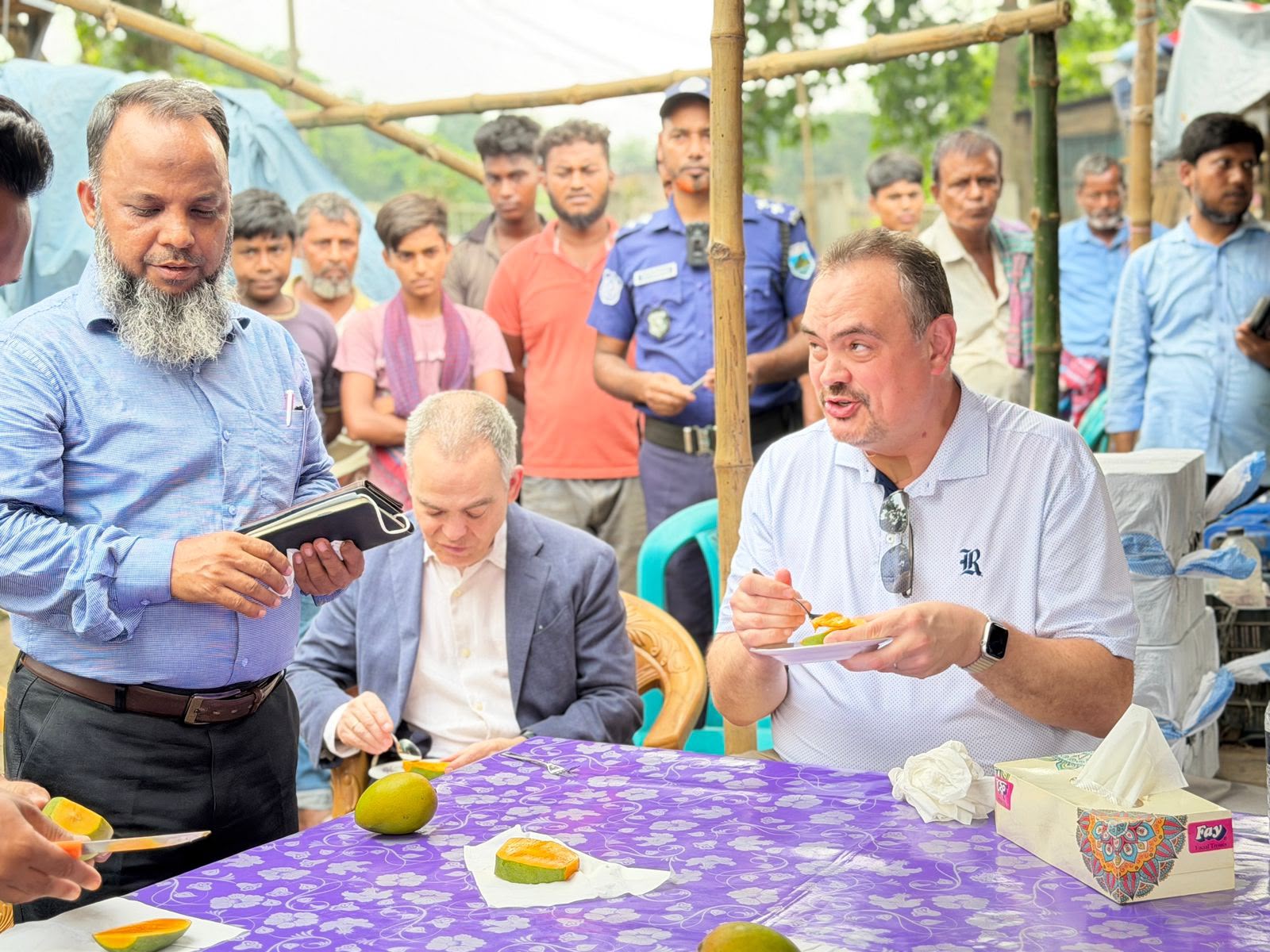 রাজশাহীর আমের স্বাদ নিলেন মার্কিন রাষ্ট্রদূত, দেখলেন রপ্তানি সম্ভাবনা