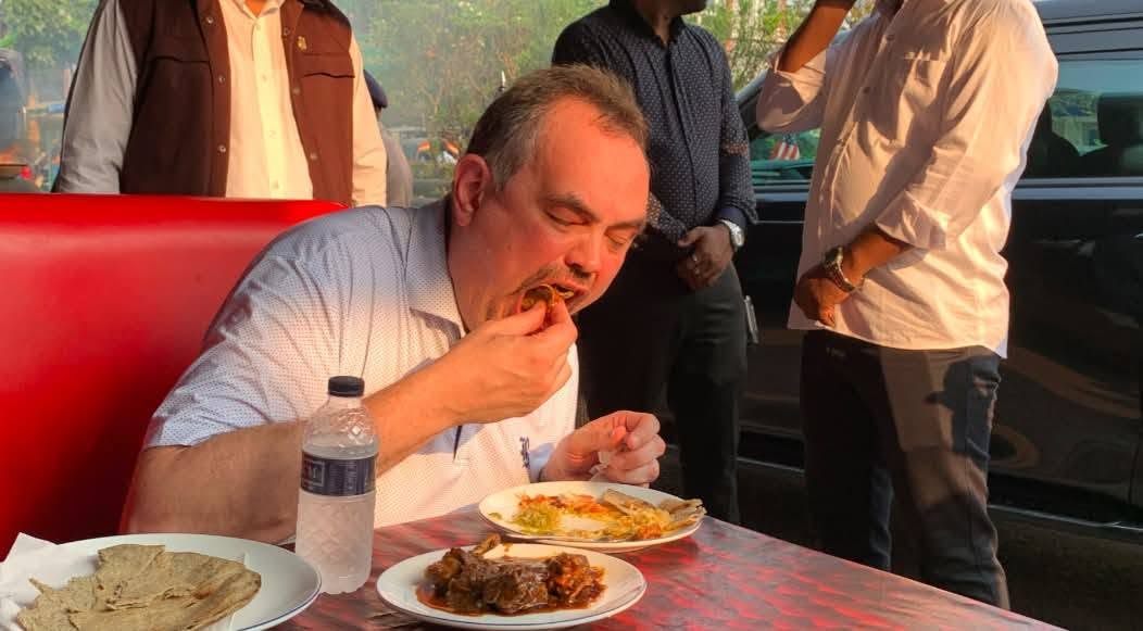 রাজশাহীর কালাই রুটি খেয়ে মার্কিন রাষ্ট্রদূত বললেন 'দারুণ মজা'!