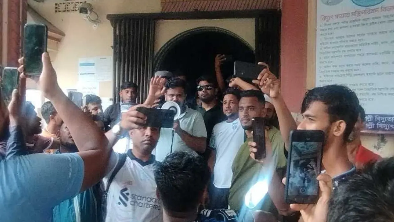 নিরবচ্ছিন্ন বিদ্যুতের দাবিতে পল্লী বিদ্যুৎ অফিস ঘেরাও