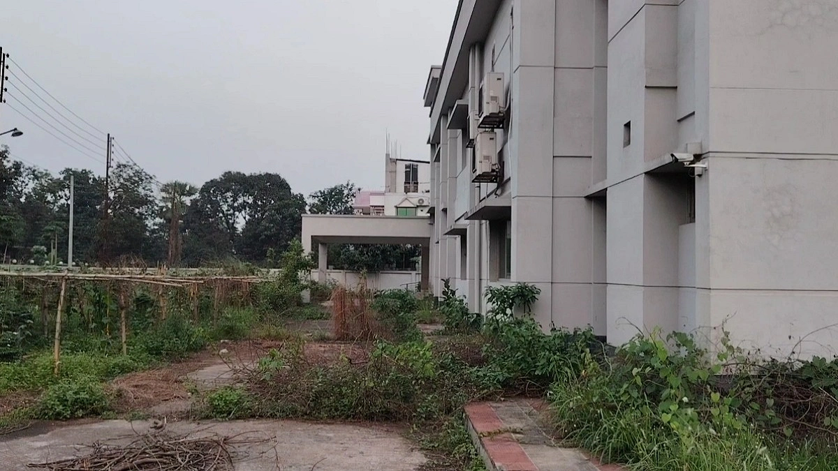 ১৮ কোটি টাকার হাসপাতালে বাসা বেঁধেছে সাপ-শিয়াল