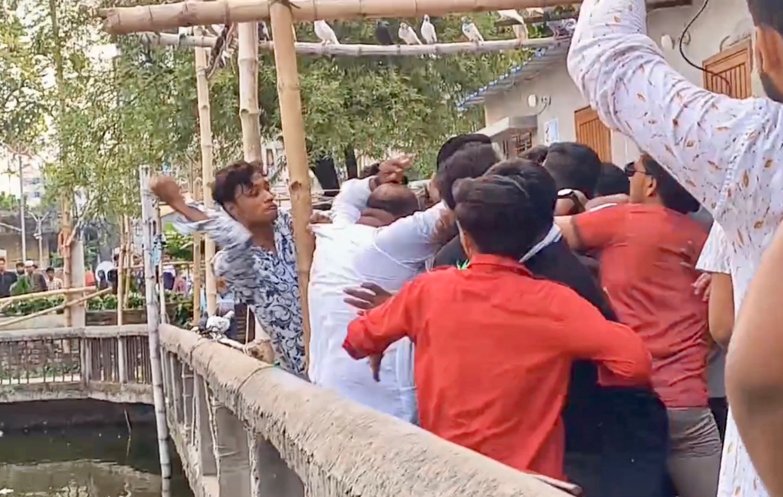 রাজশাহী সিটি কলেজ ছাত্রদলের নতুন কমিটি ঘিরে সংঘর্ষ, সড়ক অবরোধ