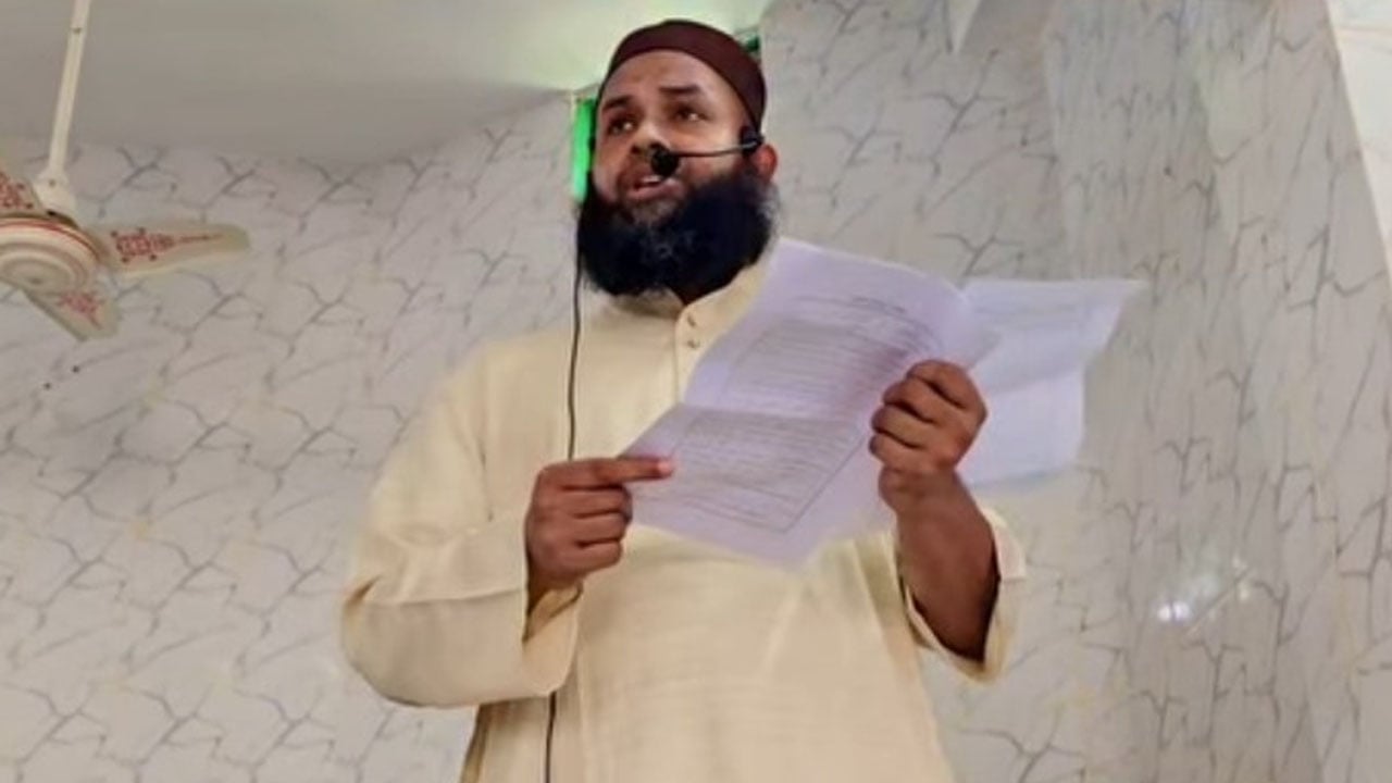 জুমার নামাজে ইমামতি করে প্রশংসায় ভাসছেন ইউএনও