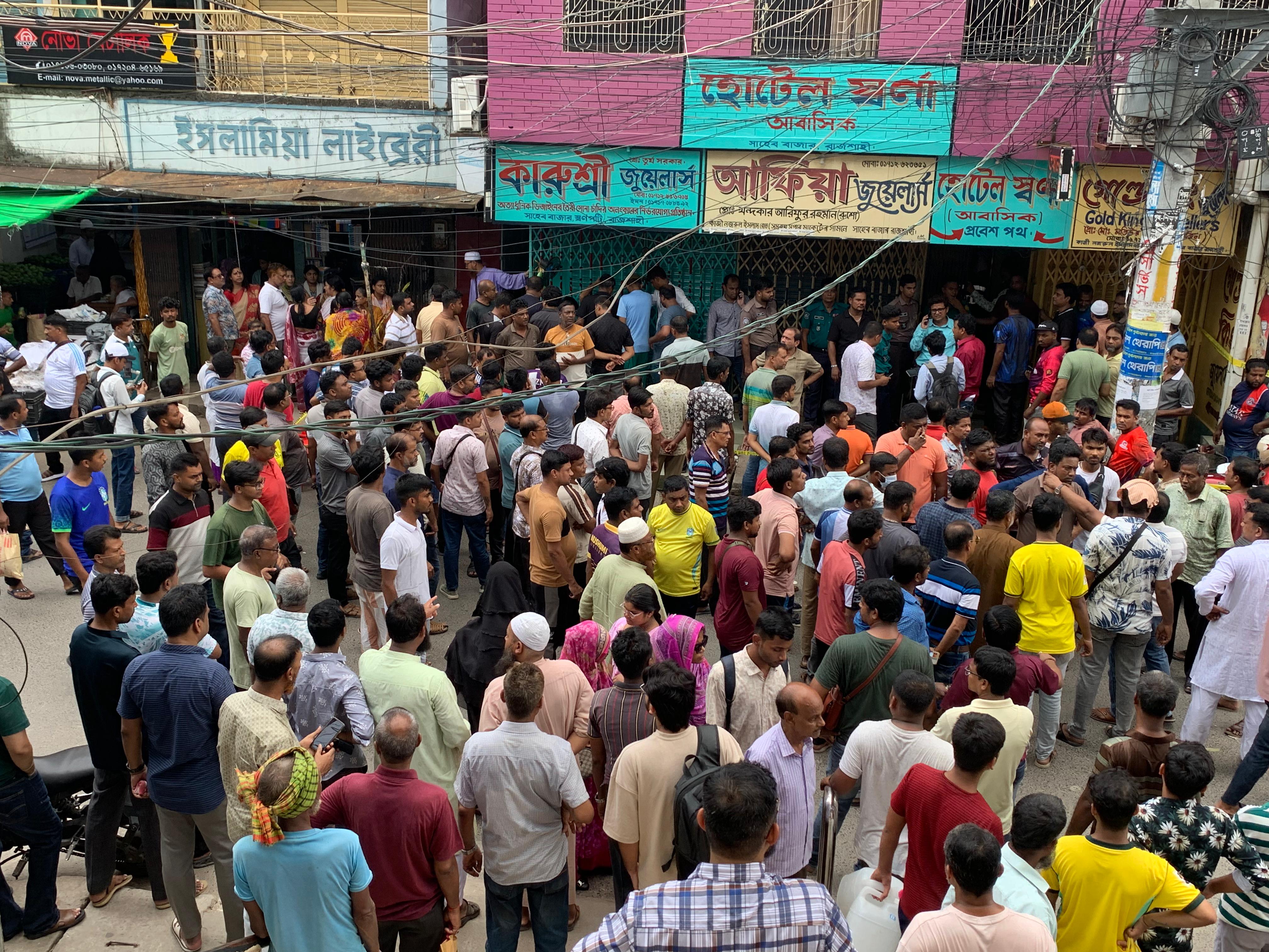 রাজশাহীতে দেয়াল কেটে জুয়েলার্সে দুর্ধর্ষ চুরি