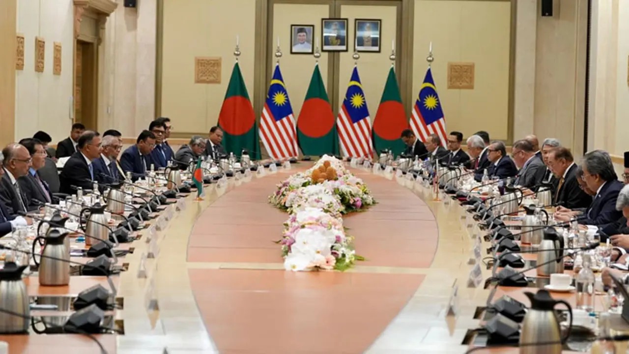 আনোয়ার ইব্রাহিমের সঙ্গে একান্ত বৈঠকে প্রধানমন্ত্রী