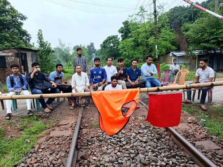 রাবি শিক্ষার্থীকে মারধরের অভিযোগে রেললাইন অবরোধ
