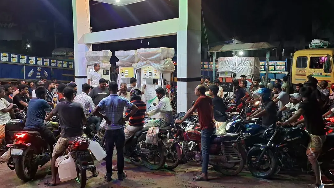 রাজশাহীতে জ্বালানি তেল সংকটের গুজবে ফিলিং স্টেশনগুলোতে ভিড়