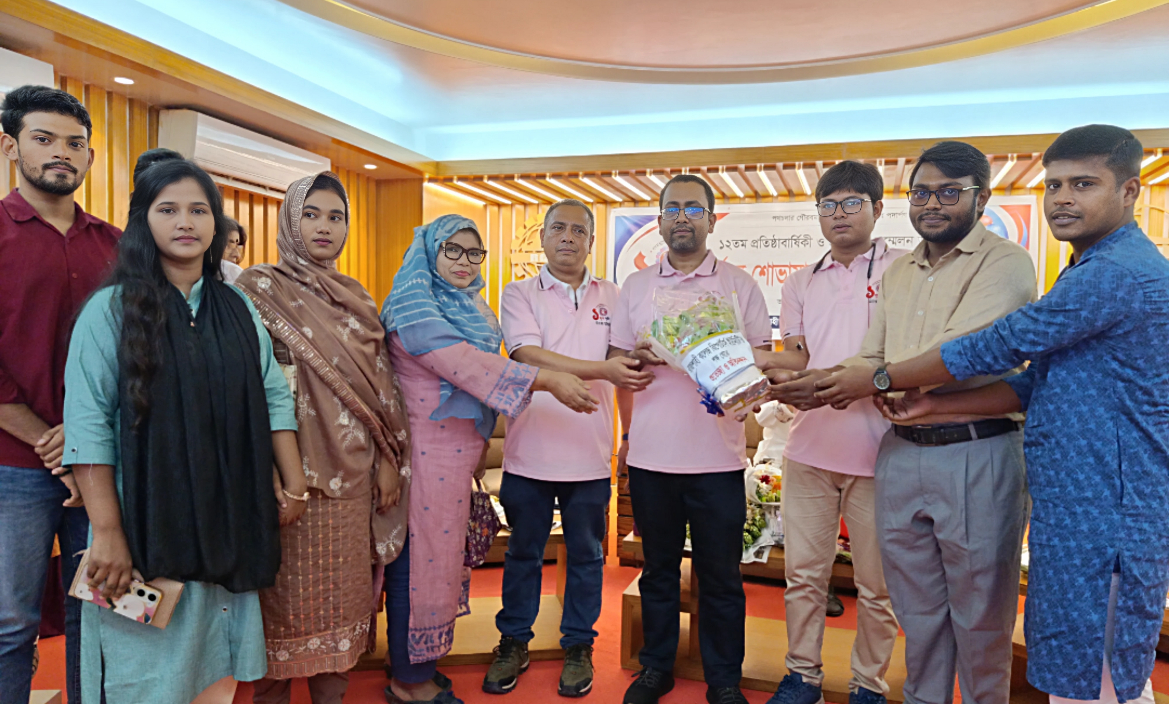 উত্তরা প্রতিদিনের এক যুগ পূর্তি উপলক্ষে রাজশাহী কলেজ রিপোর্টার্স ইউনিটির ফুলেল শুভেচ্ছা