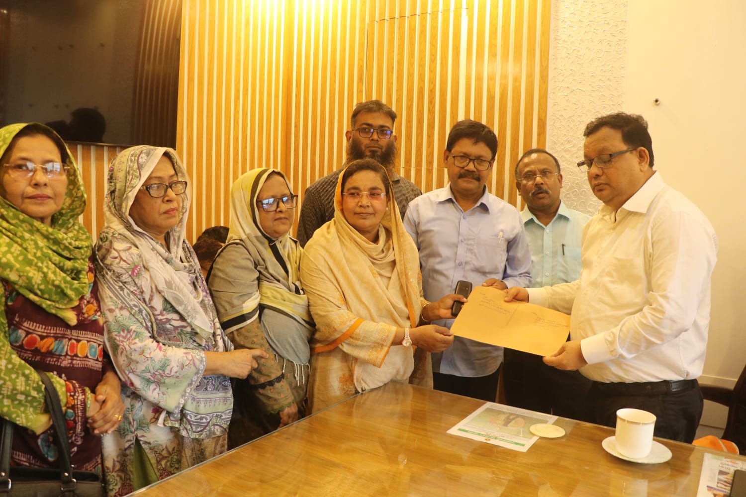 ভূতুড়ে বিদ্যুৎ বিল প্রত্যাহার ও গ্রাহক হয়রানি বন্ধের দাবিতে নেসকো এমডিকে স্মারকলিপি