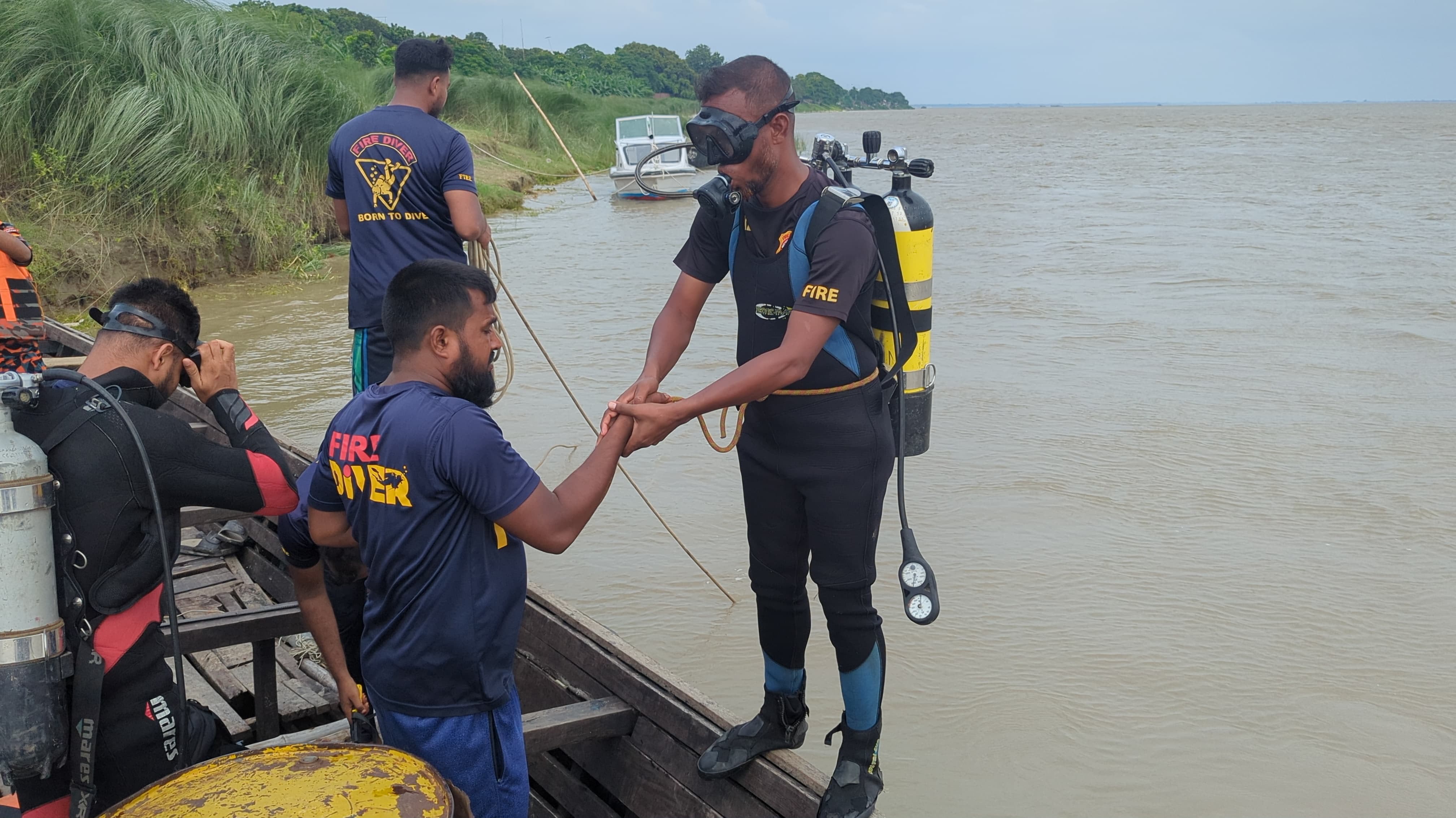 রাজশাহীতে পদ্মায় নৌকা ডুবে বাবা-ছেলে নিখোঁজ