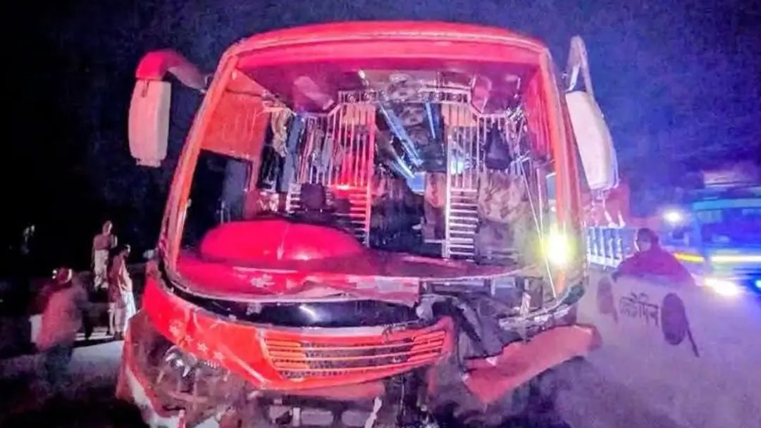 বগুড়ায় মহাসড়কে বিকল ট্রাকে বাসের ধাক্কা, নিহত ২