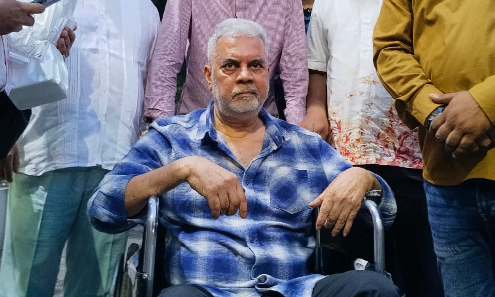 ১৫ মাস পর দেশে ফিরে দোয়া চাইলেন ইলিয়াস কাঞ্চন