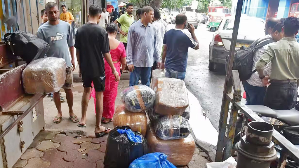 কলকাতায় অগ্নিকাণ্ড: আতঙ্কে তড়িঘড়ি দেশে ফিরছেন বাংলাদেশি পর্যটকেরা