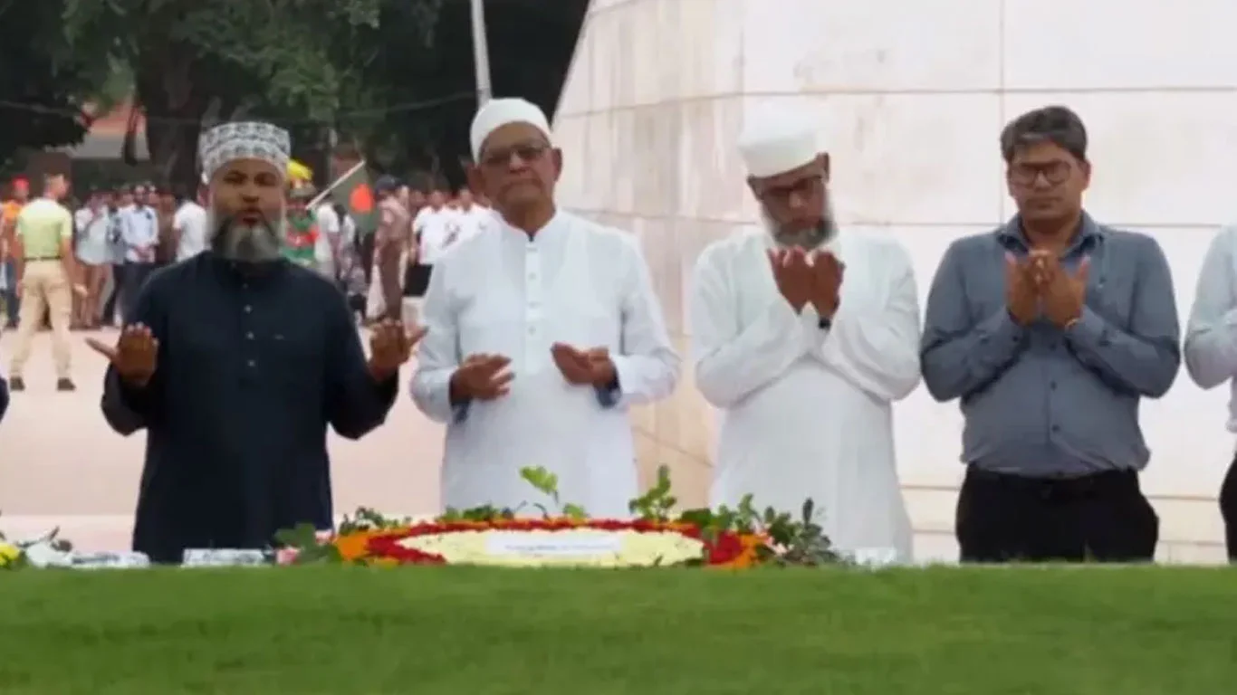 শপথের আগে জিয়াউর রহমান ও খালেদা জিয়ার কবরে শ্রদ্ধা জানালেন মির্জা ফখরুল